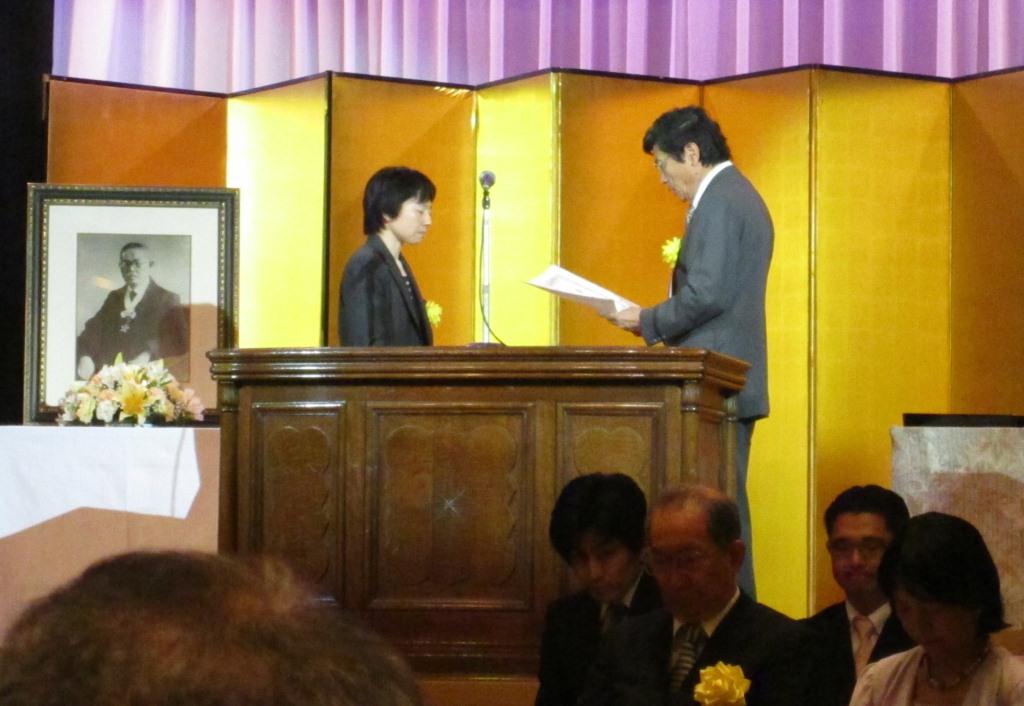 高橋有紀子さんに村上理事から賞状が贈呈